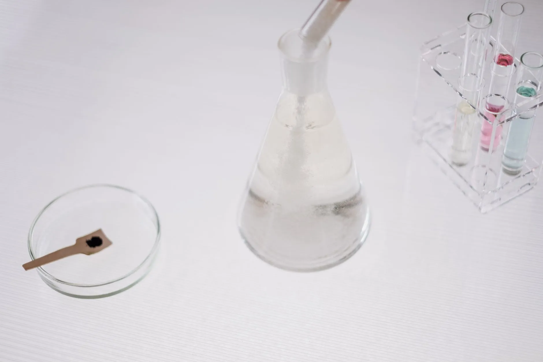 化妆品包装中乳液泵与膏霜罐的密封性设计要点解析正文配图 1